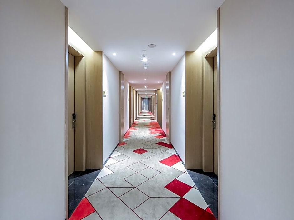 Borrman Hotel Guigang Macaojiang Park High-speed Railway Station