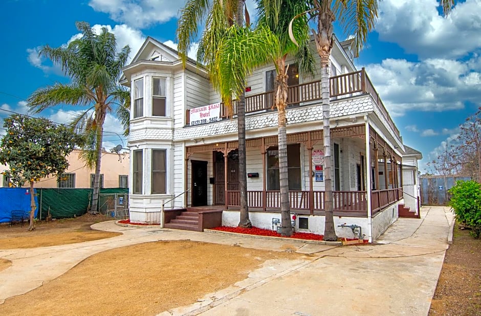 Mariachi Plaza Hotel