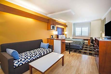 Queen Suite - Non-Smoking