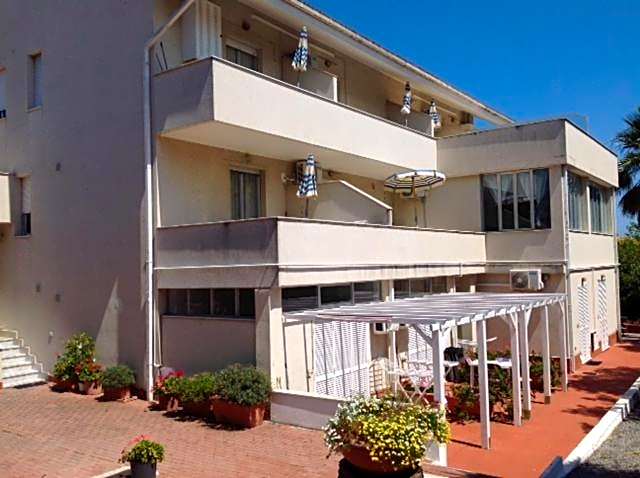 Loano Apartment Pool & Garden