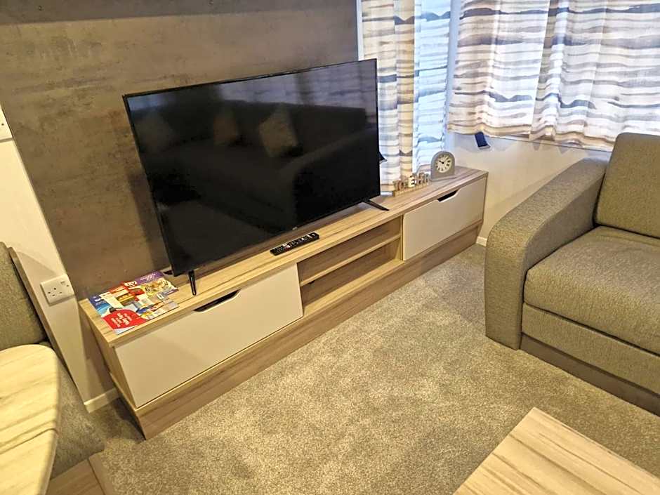 Modern Family Caravan with WiFi at Valley Farm, Clacton-on-Sea