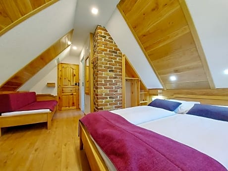 Triple Roof room (1 Twin Bed)