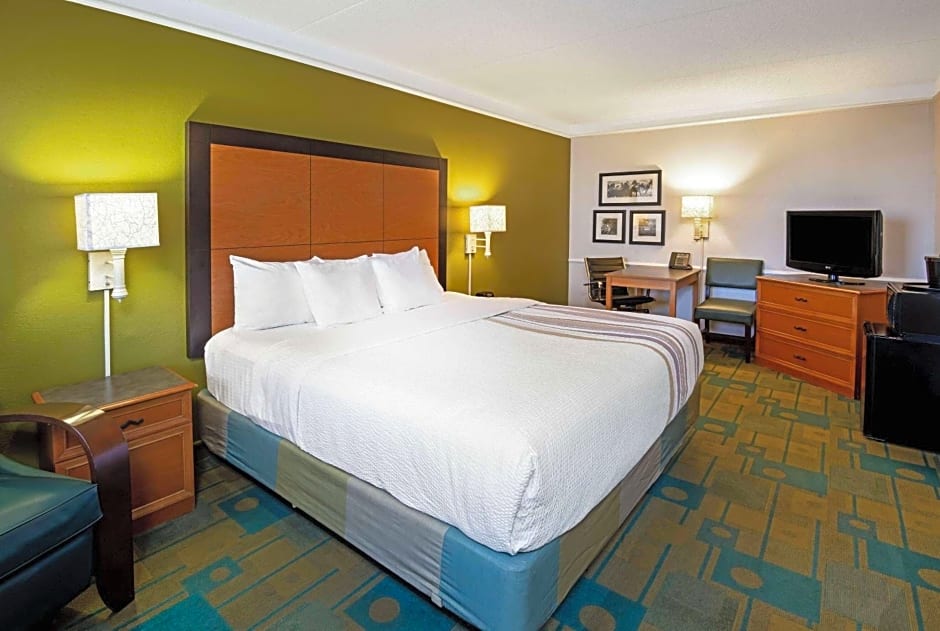 La Quinta Inn & Suites by Wyndham Mid-City