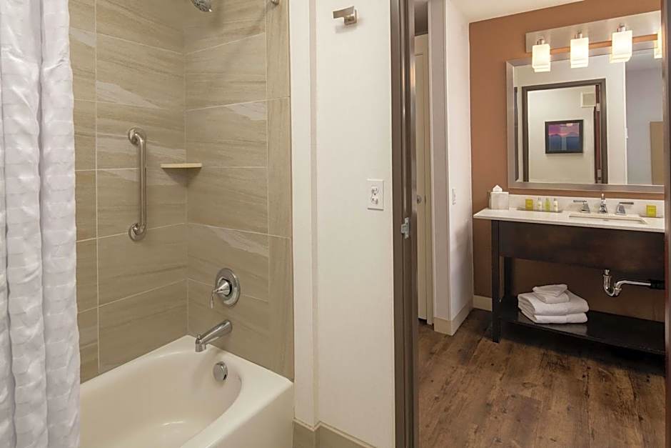 DoubleTree By Hilton Portland Tigard