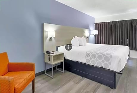 King Room with Roll-In Shower - Accessible/Non Smoking