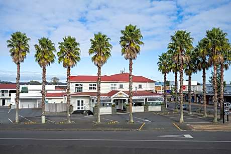 Tuakau Hotel