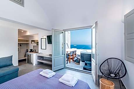 Honeymoon Suite with Caldera View and Outdoor Hot Tub