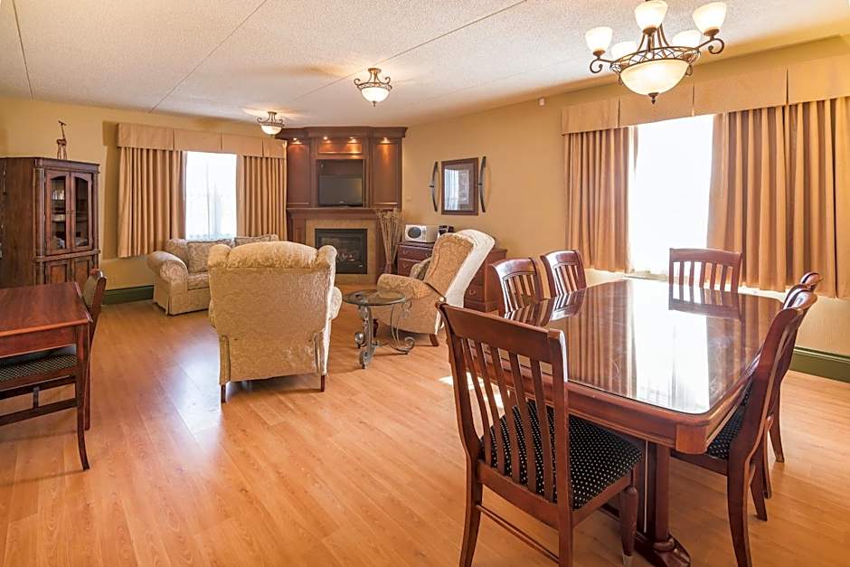 Ramada by Wyndham Thunder Bay Airlane Hotel