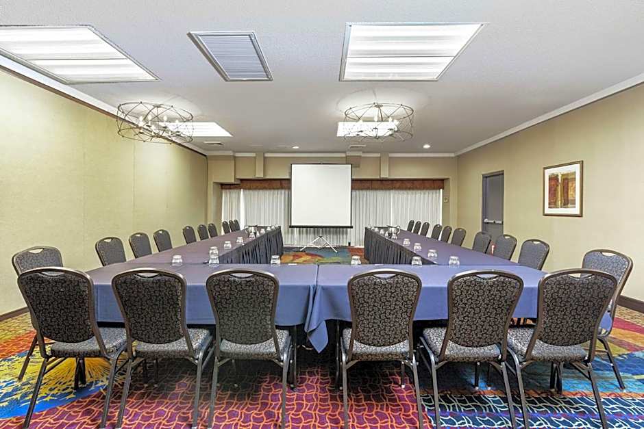 Embassy Suites by Hilton Kansas City Plaza