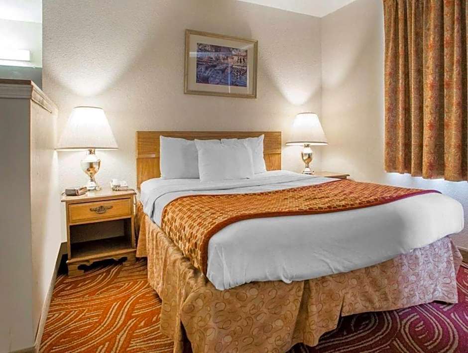 Econo Lodge Inn & Suites Stevens Point