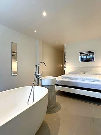 Bathtub Room
