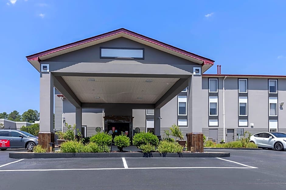 Red Roof Inn & Suites Clinton, MS