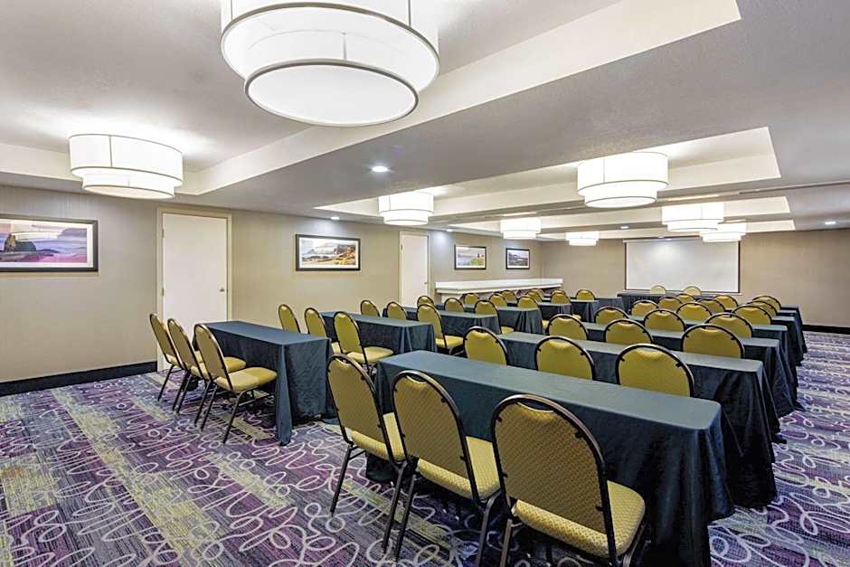 La Quinta Inn & Suites by Wyndham Hayward Oakland Airport