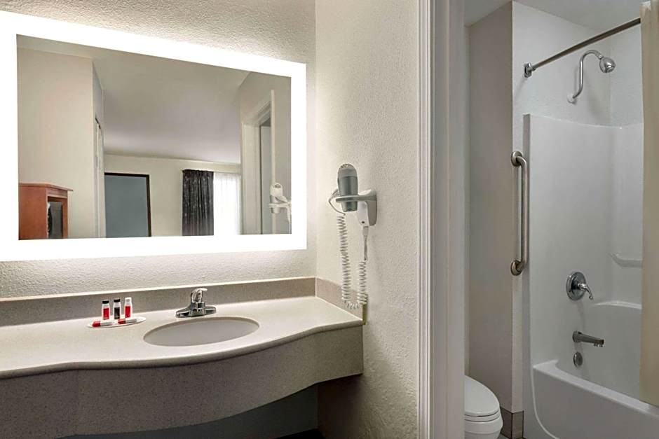 Howard Johnson by Wyndham Chattanooga Lookout Mountain I-24