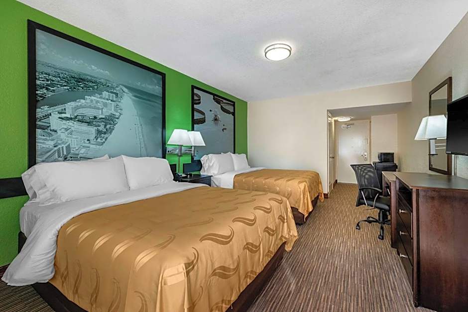 Photo 1 of 4 of 1 King Bed and 2 Queen Beds