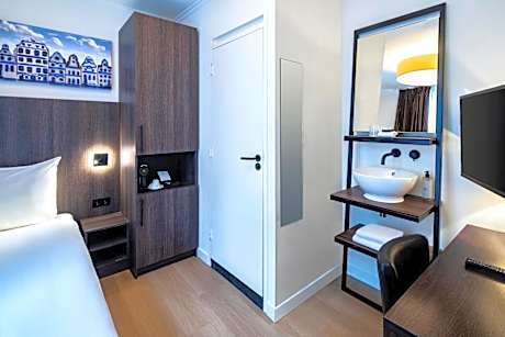 Single Room - Stairway access only