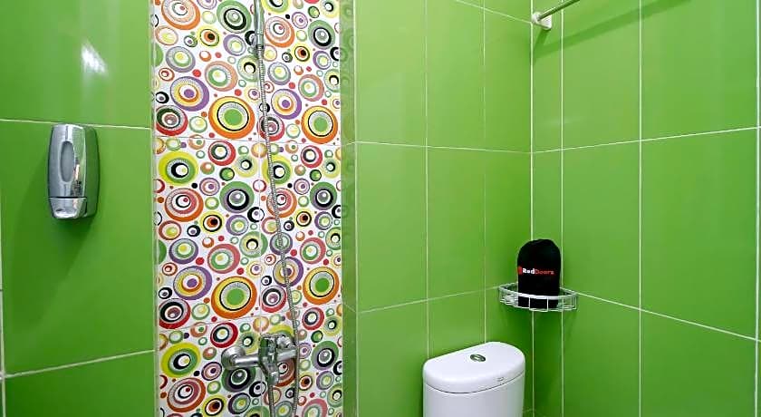 RedDoorz Plus near Stasiun Bekasi