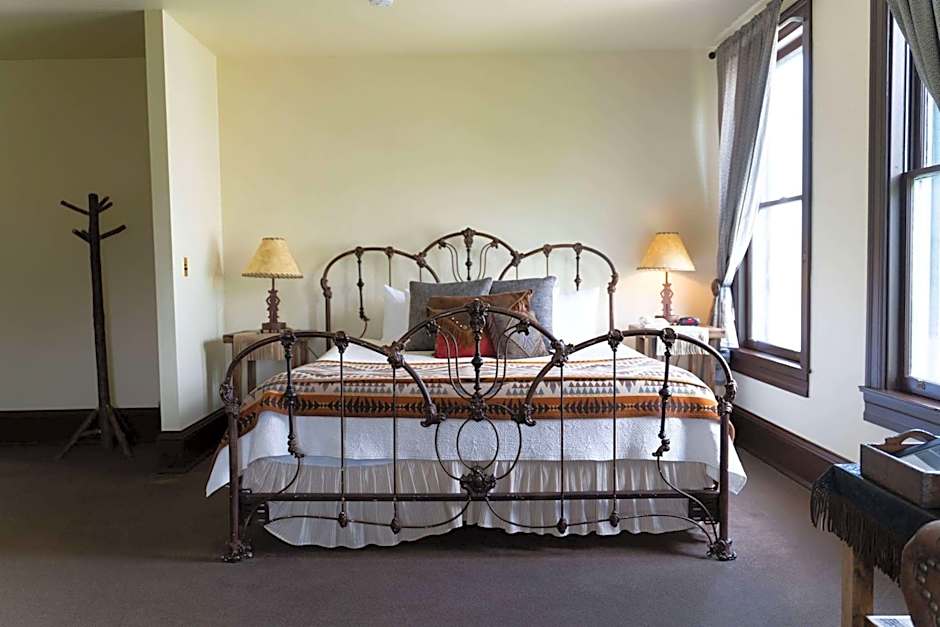 Sheridan Inn, B/W Signature Collection