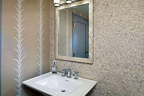 One Bedroom Suite, Larger Suite, 1 King, City View