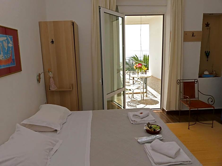 Akrotiri Hotel