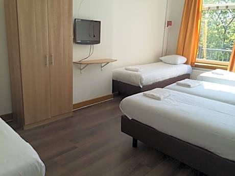 Family Room with Private Bathroom (5 Adults)