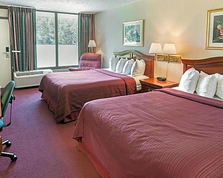 2 Queen Beds, Smoking