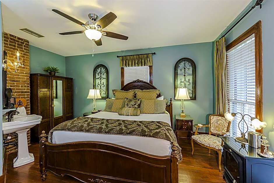 Carriage Way Inn