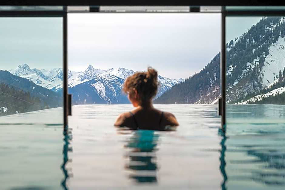 Wohlfühlhotel Hubertushof am Arlberg - Ski-In & Ski-Out - Sky Pool