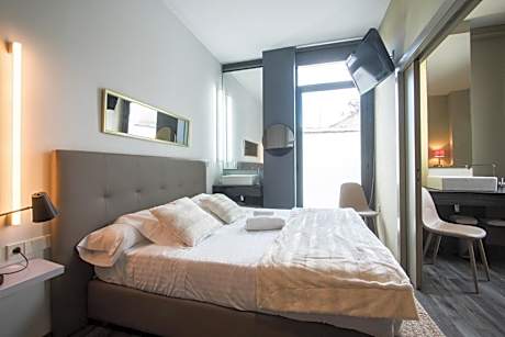 Triple Room (2 Queen Beds and 1 Twin Bed)