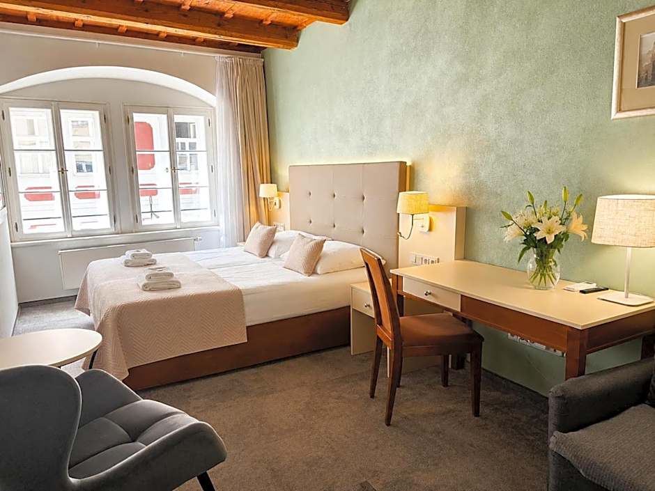 The Golden Wheel Hotel