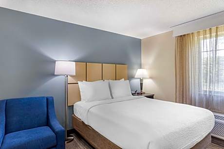 Queen Room with Roll-In Shower - Disability Access/Non-Smoking