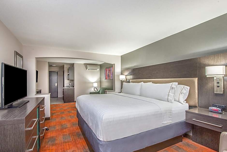 Holiday Inn Express & Suites Shawnee-Kansas City West By IHG