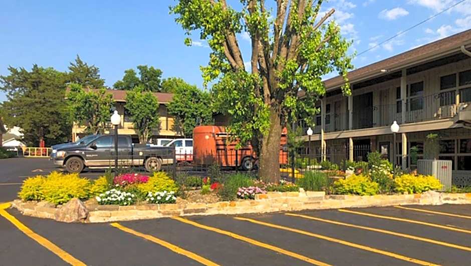 Charles Wesley Motor Lodge Broken Bow