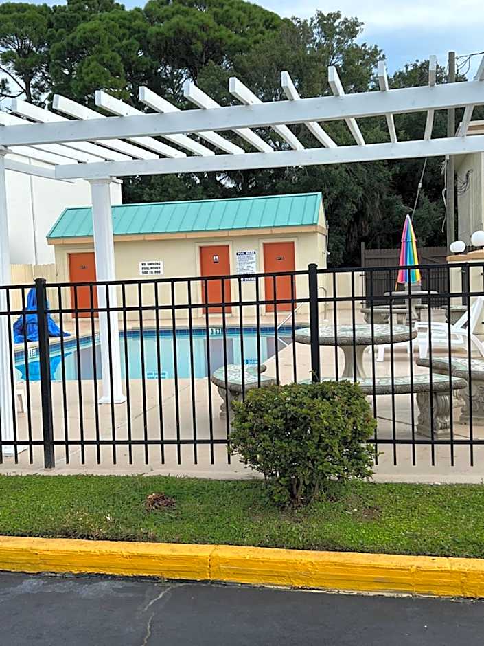 Hole Inn the Wall Hotel - Fort Walton Beach - Sunset Plaza - near Beaches & Hurlburt