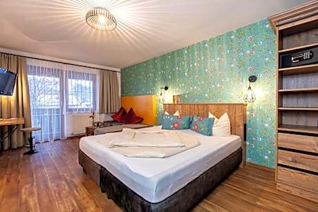 Family Room (2 Adults + 2 Children)