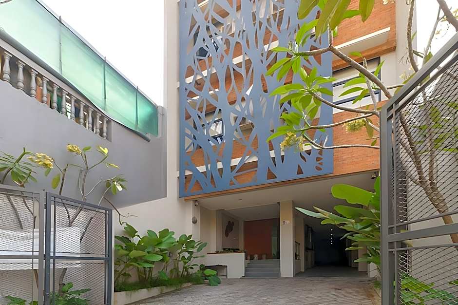 RedDoorz Plus near Radio Dalam 3