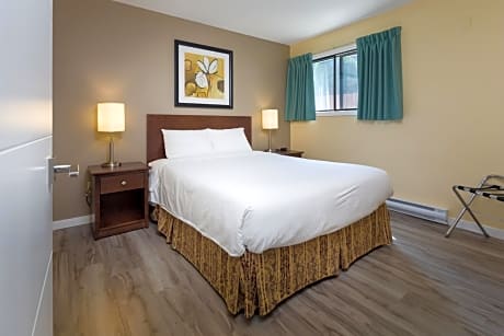 One-Bedroom Suite with Kitchen