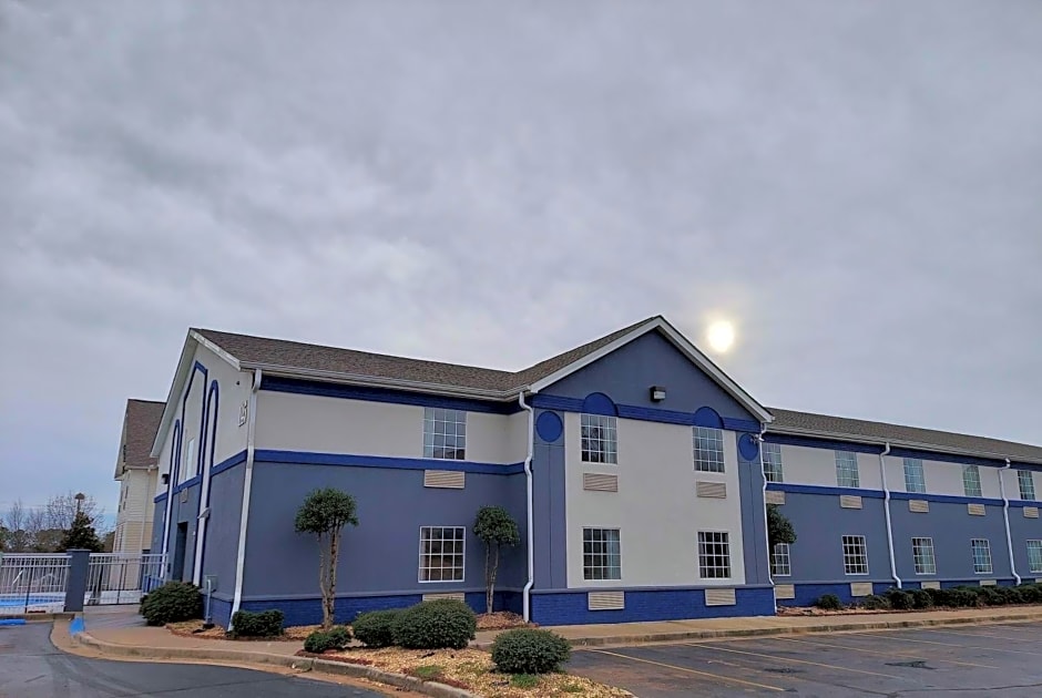 Days Inn & Suites by Wyndham Huntsville