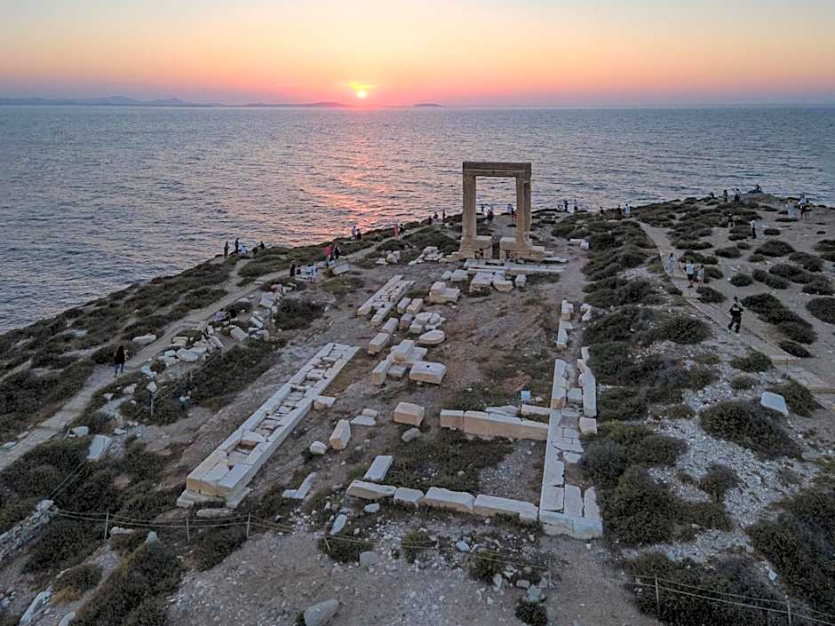 Portara Seaside Luxury Suites