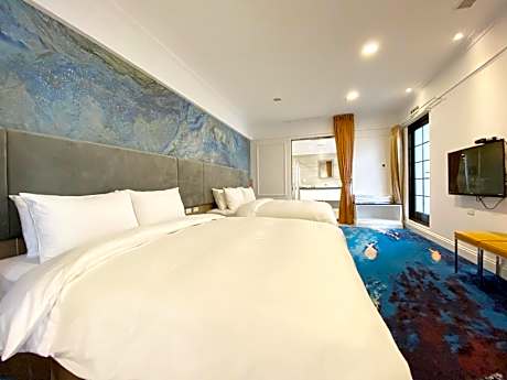Deluxe Room with Bathtub