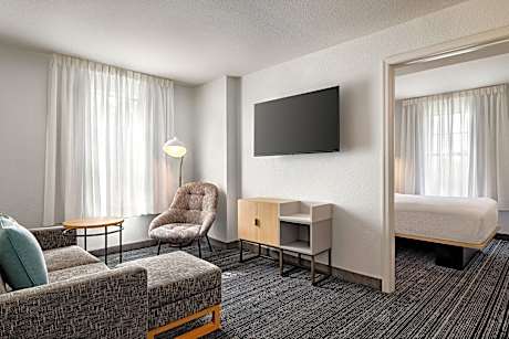 2 Bedroom Suite, Bedroom 1: Queen, Bedroom 2: Queen, Sofa bed