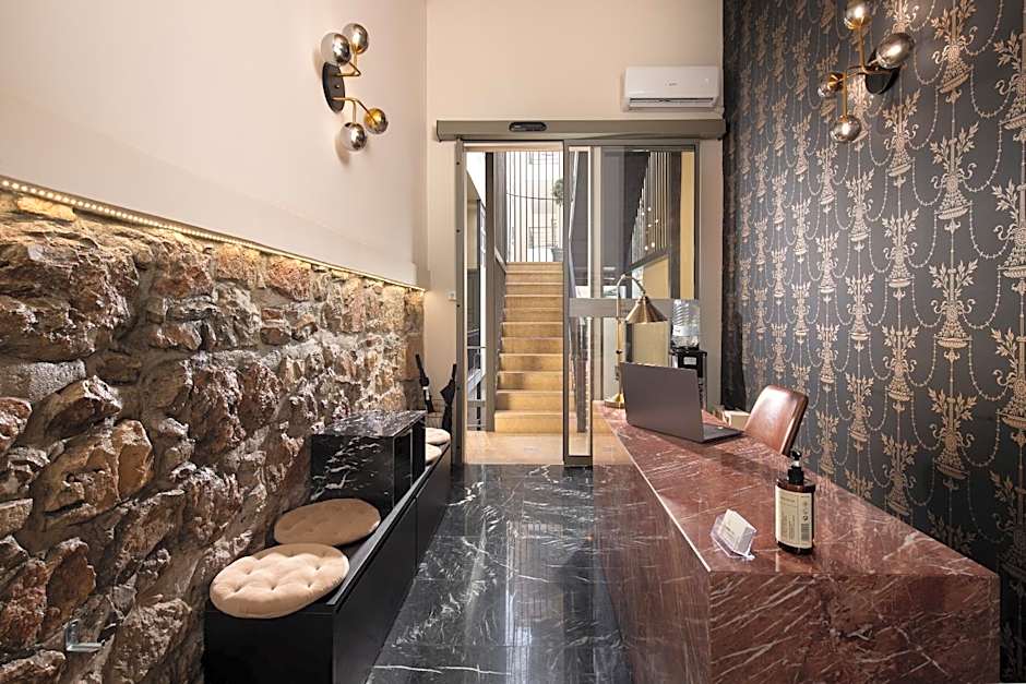 Living Yard Acropolis