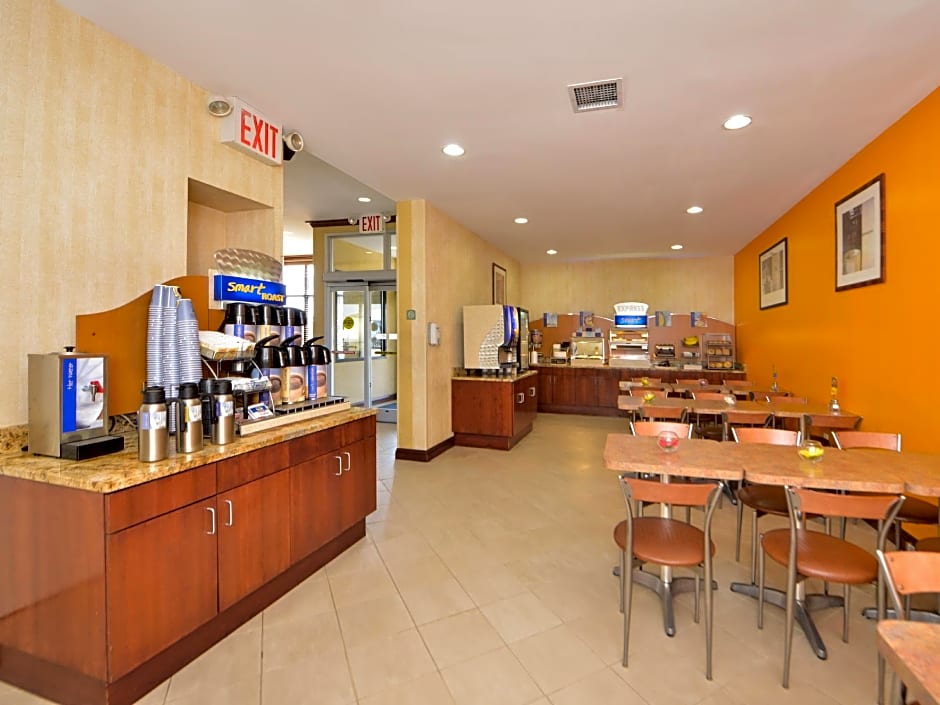 Holiday Inn Express LaGuardia Airport By IHG