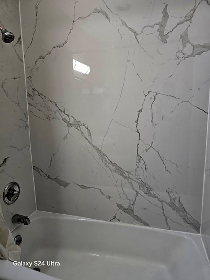 Econo Lodge Inn & Suites