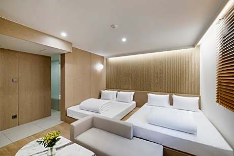 Deluxe Family Room