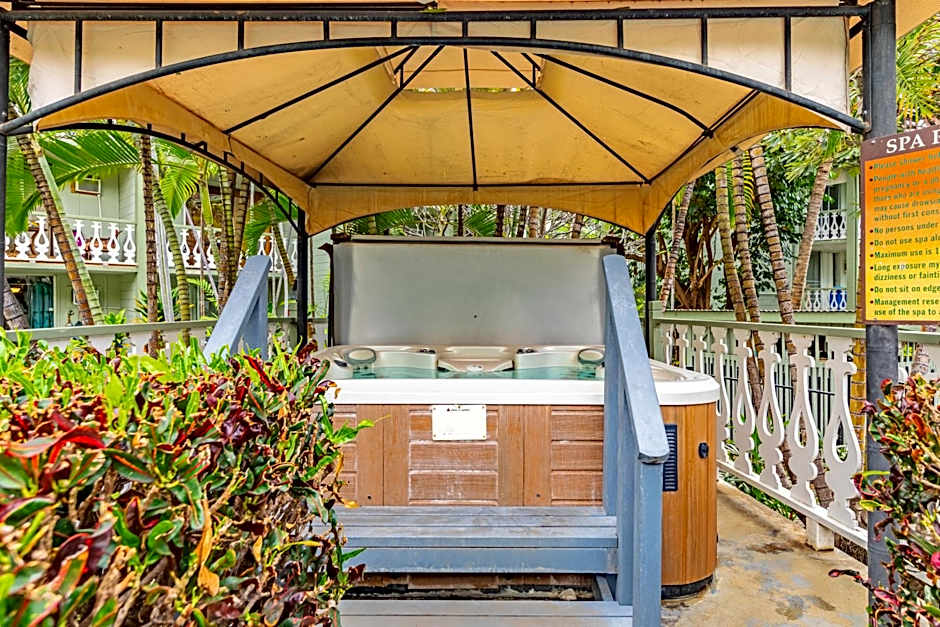 Kona Islander Inn - Prime Downtown Location with Hot Tub, Pool & Beach