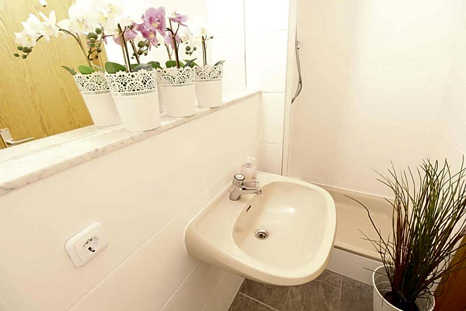 Hotel Ulm Zentrum - Komplettes Zimmer, Hochbett, Android TV & eigenem Bad - perfekt für Familien & Gruppen