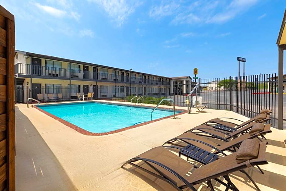 Super 8 by Wyndham Temple S. General Bruce