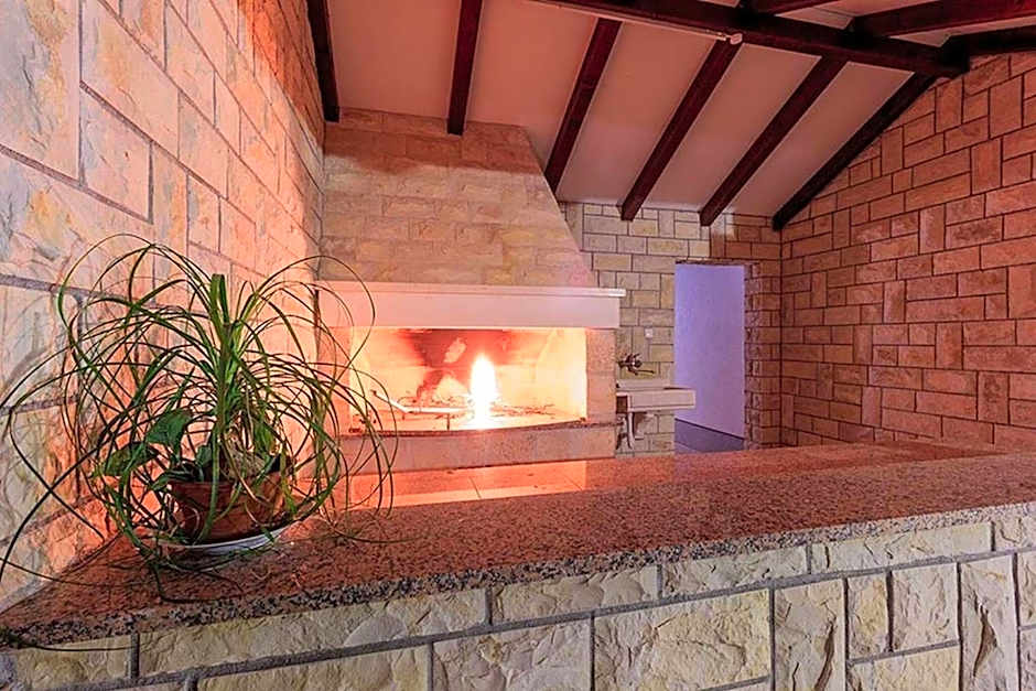 Beachfront House Dalmatino Trogir with pool on Čiovo