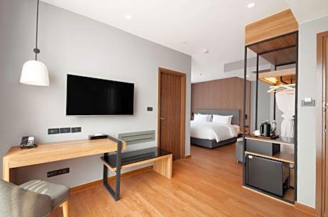 Junior King Suite with City View - Non-Smoking